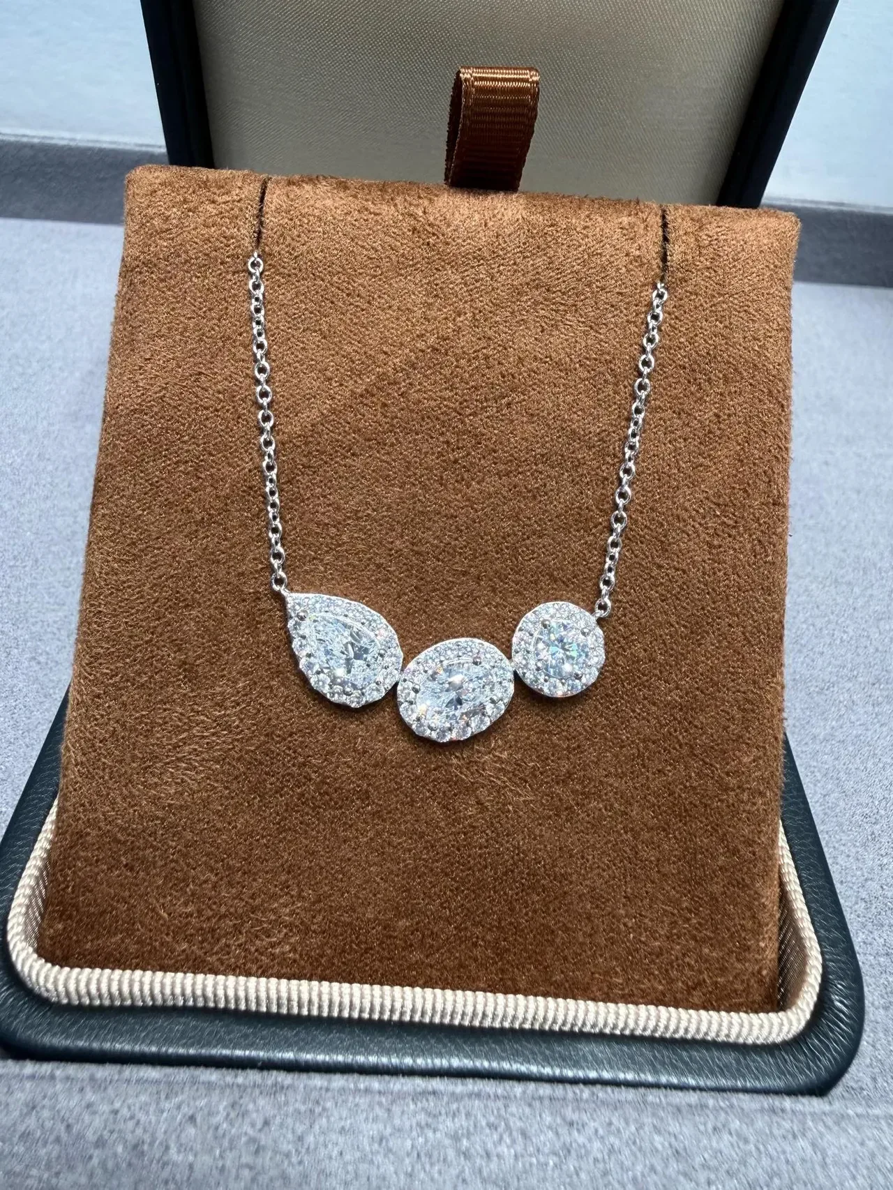 Collier argent blanc pendentif trois pierres sertissage halo 6