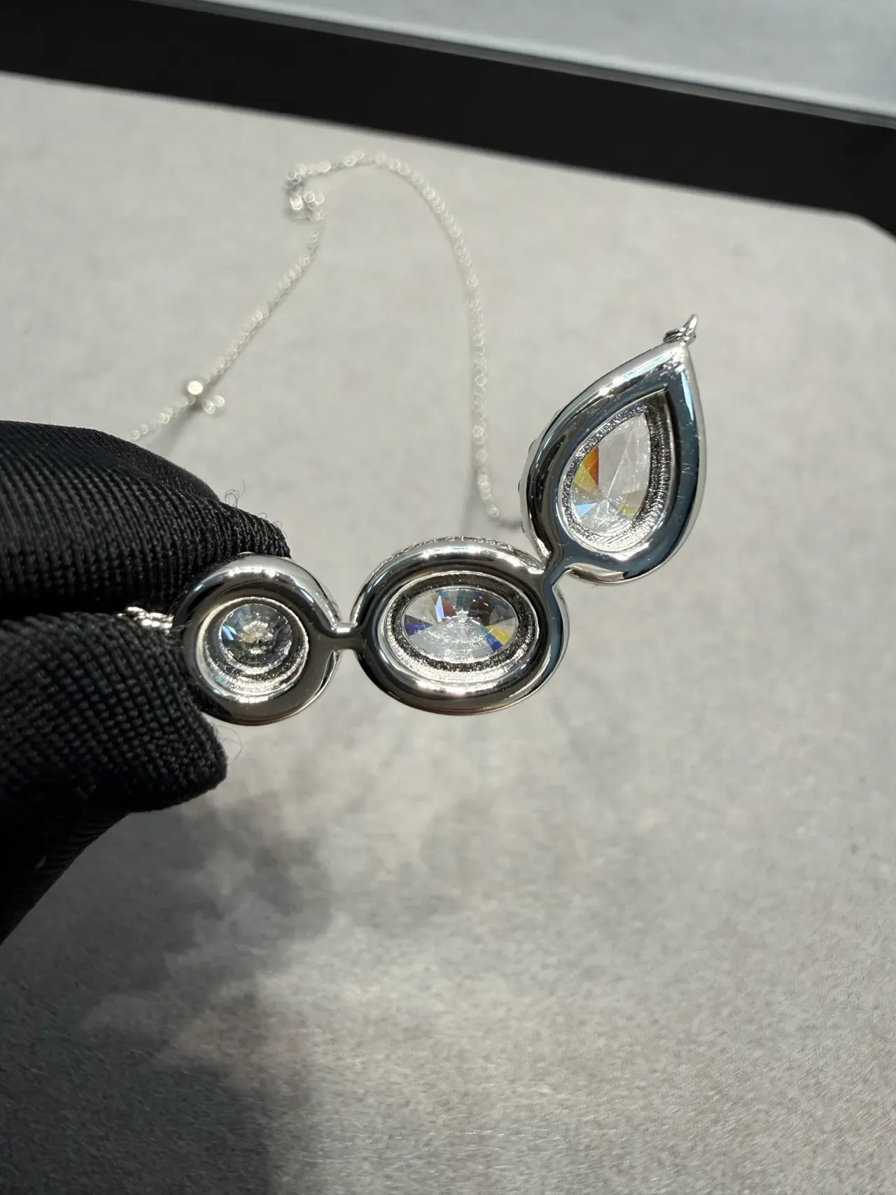 Collier argent blanc pendentif trois pierres sertissage halo 7