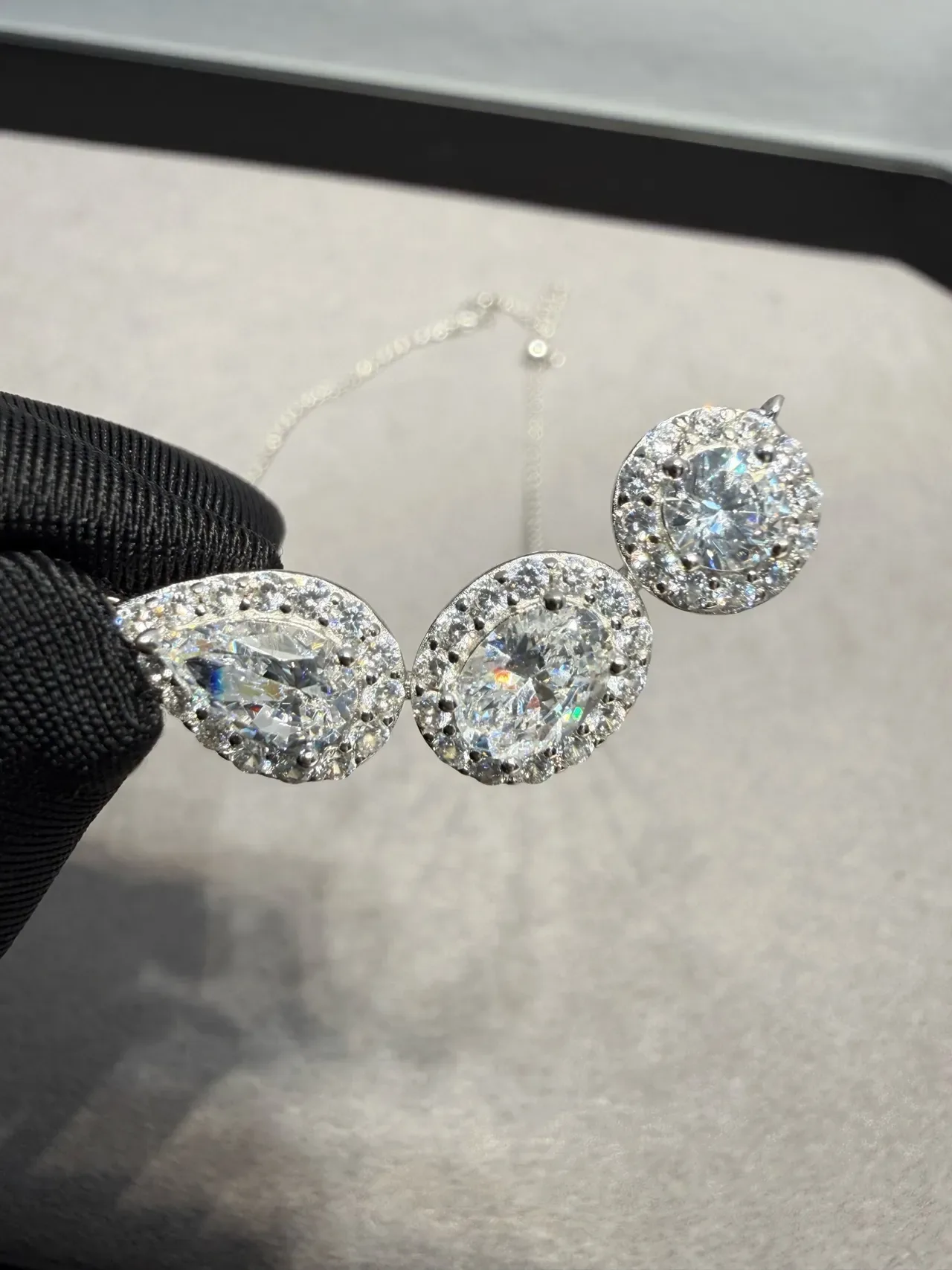 Collier argent blanc pendentif trois pierres sertissage halo 8