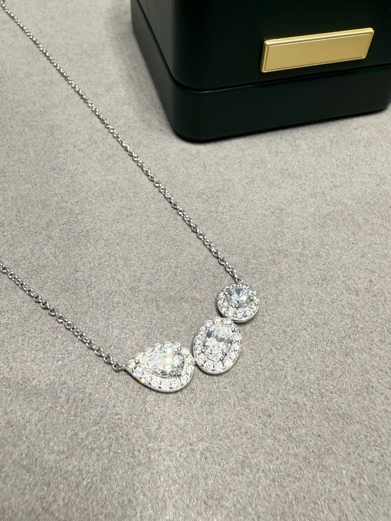 Collier argent blanc pendentif trois pierres sertissage halo 9