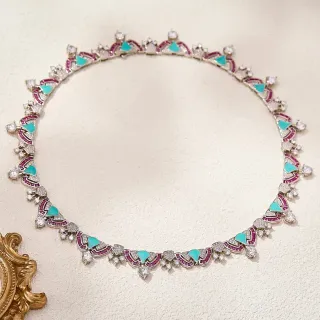 Collier choker de gemmes turquoise et rose au motif géométrique pavé