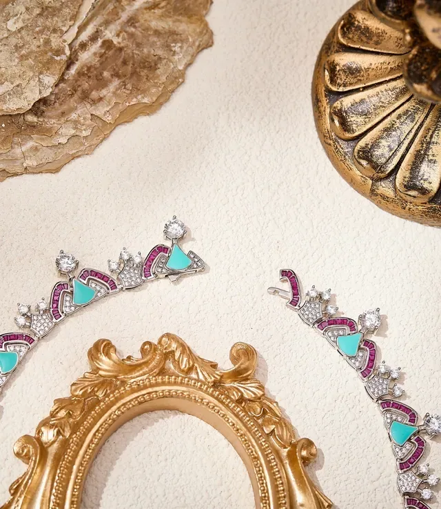 Collier choker de gemmes turquoise et rose au motif géométrique pavé 3