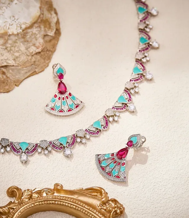 Collier choker de gemmes turquoise et rose au motif géométrique pavé 4