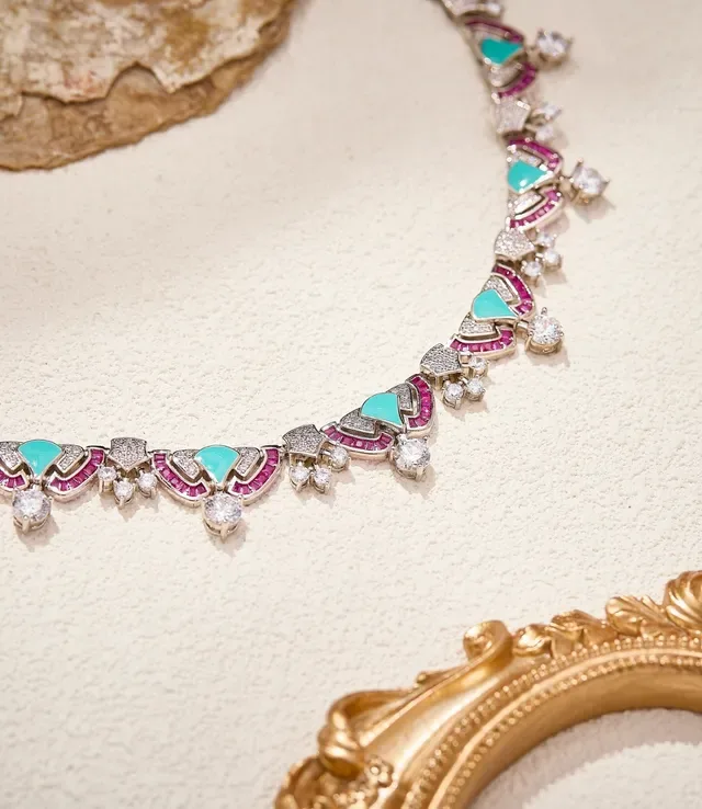 Collier choker de gemmes turquoise et rose au motif géométrique pavé 5