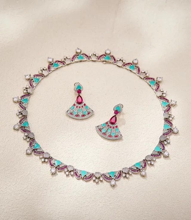 Collier choker de gemmes turquoise et rose au motif géométrique pavé 7