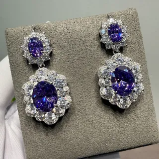 Brincos de gemas ovaladas roxas com halo floral de duas camadas