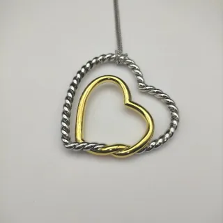Collier avec pendentif en forme de cœur en corde torsadée de deux tons