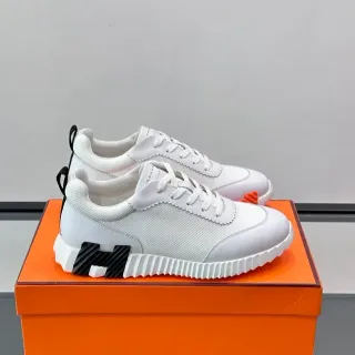 سينيكرز أبيض وأسود، وجه علوي من النسيج، midsole مصقول مع تجاعيد
