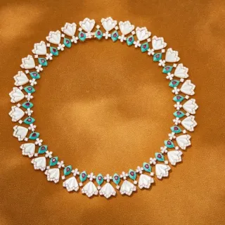 Collier goutte turquoise en forme d'éventail émaillé blanc et bleu