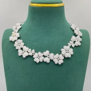 Collier avec motif floral de cœur blanc en ton argent