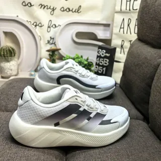 Zapatillas blancas con rayas degradadas de punta baja y malla