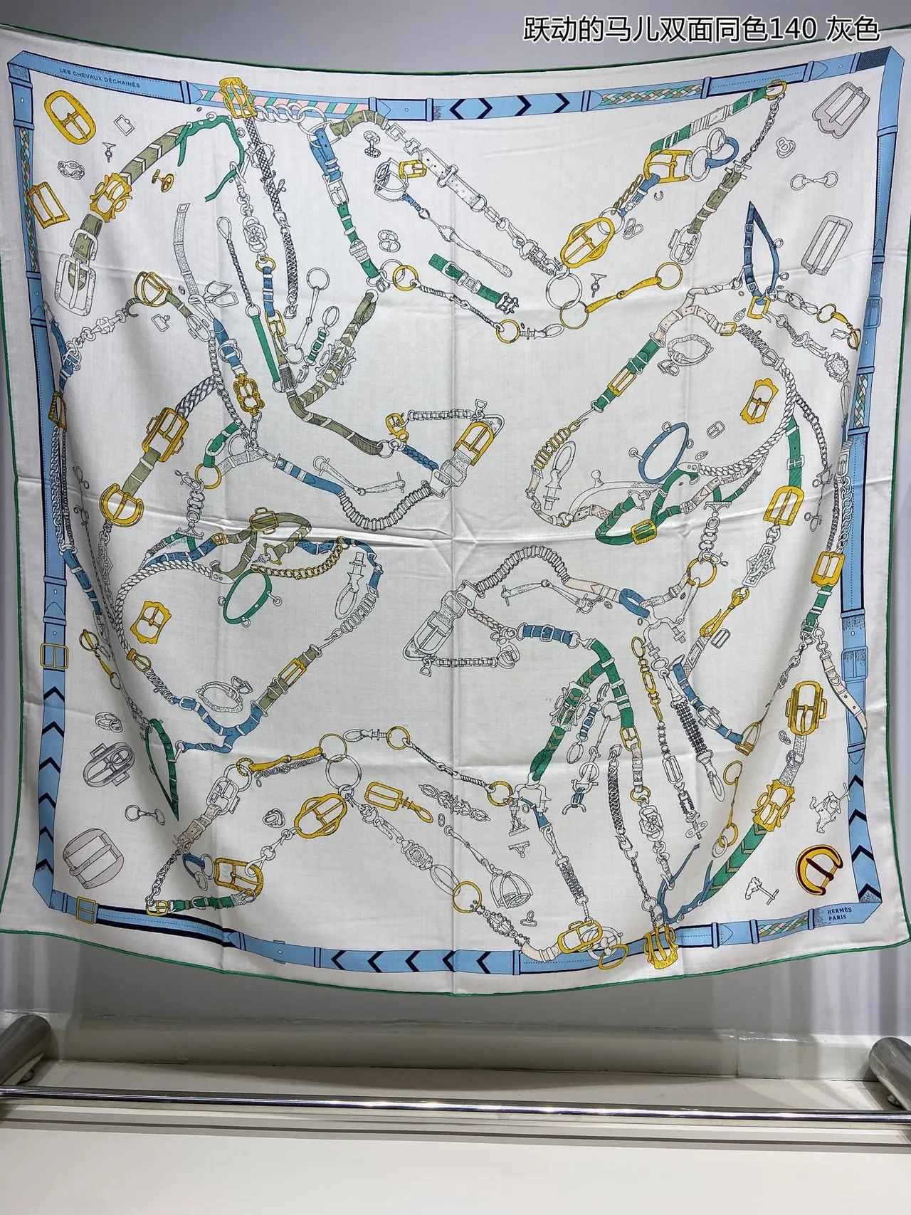 Lenço de seda com motivo equestre impresso em branco e verde, borda enrolada 7