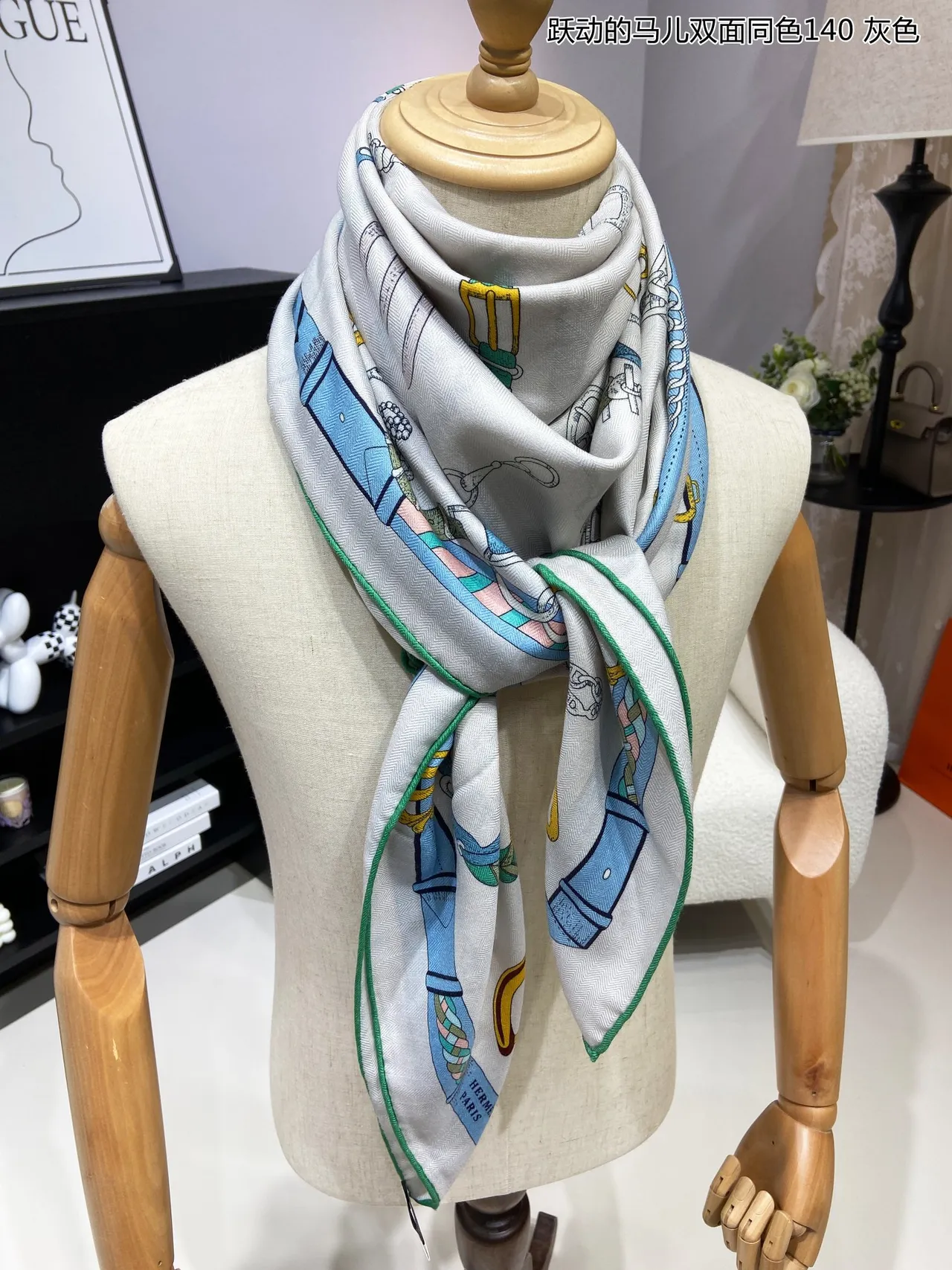 Lenço de seda com motivo equestre impresso em branco e verde, borda enrolada 4