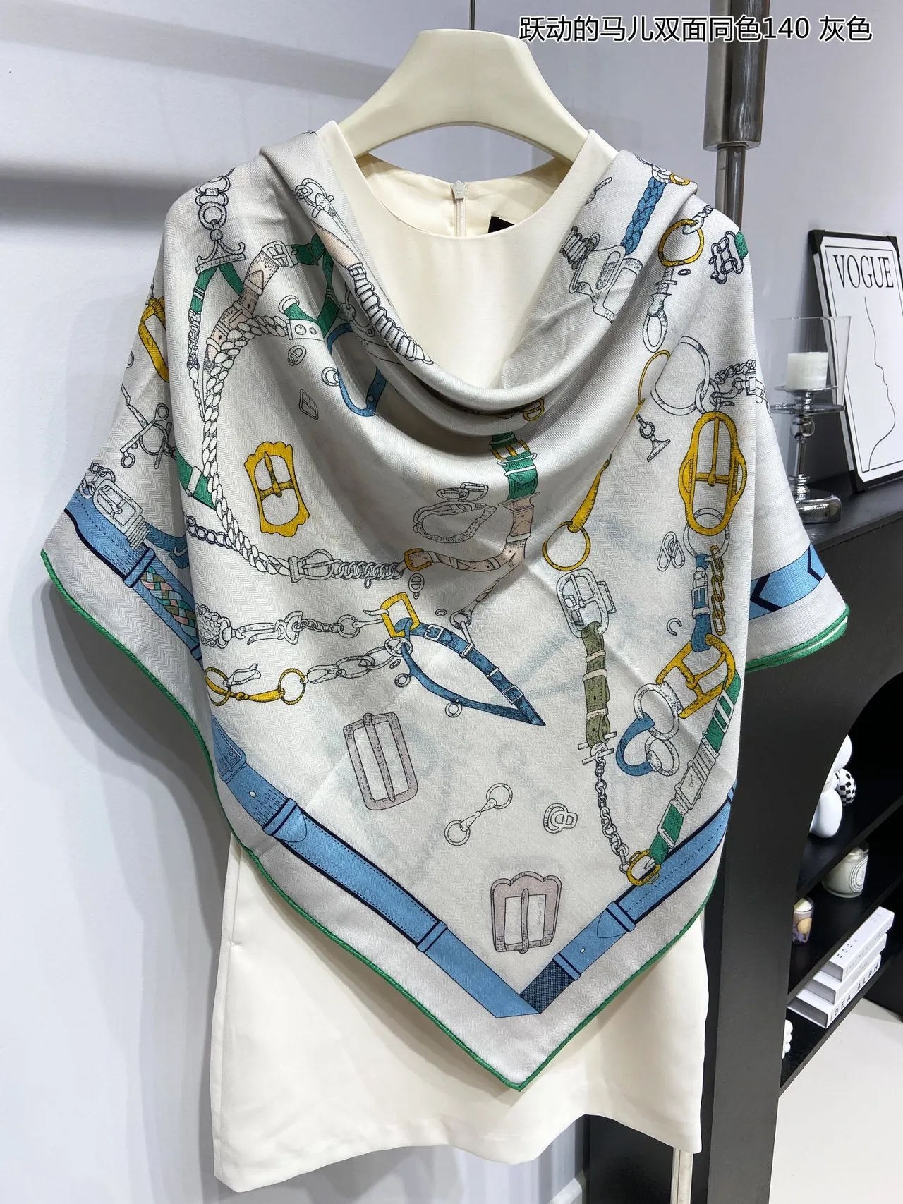 Lenço de seda com motivo equestre impresso em branco e verde, borda enrolada 6