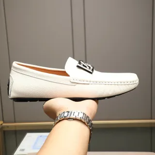 Mocasín blanco de cuero con textura pebble y correa con hebilla