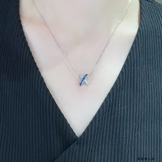 X-আকার Pavé এবং নীল পাথর পেন্ড্যান্ট নেকলেস
