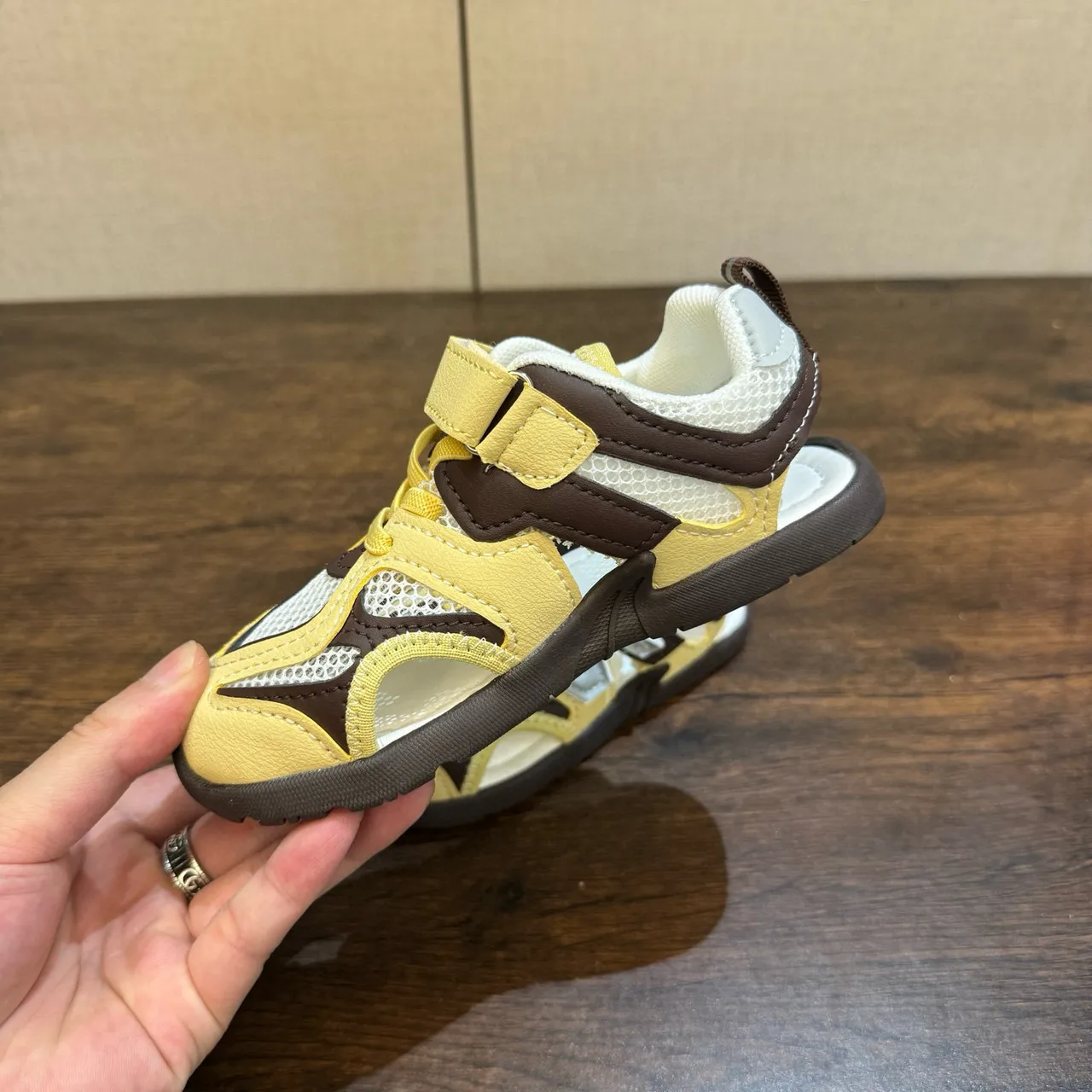 Yellow Brown Mesh Upper Adjustable Velcro Strap Casual Sandals 24