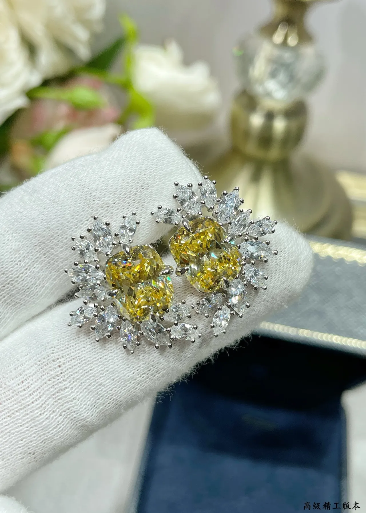 Aretes de gema amarilla con corte cushion-cut y cluster floral 3