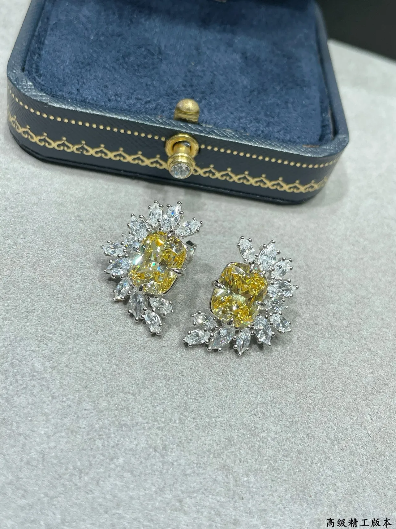 Aretes de gema amarilla con corte cushion-cut y cluster floral 5