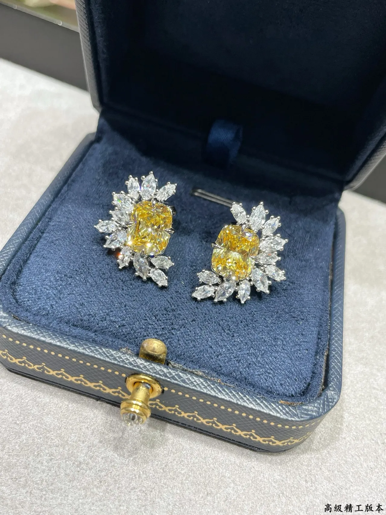 Aretes de gema amarilla con corte cushion-cut y cluster floral 6