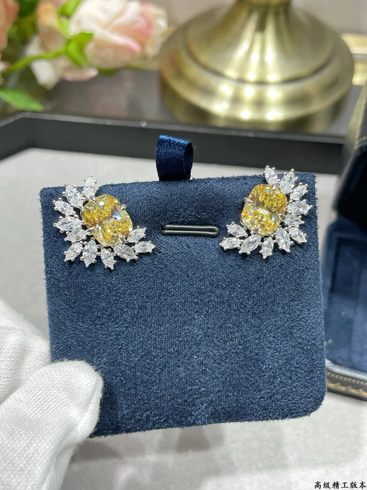 Aretes de gema amarilla con corte cushion-cut y cluster floral 7