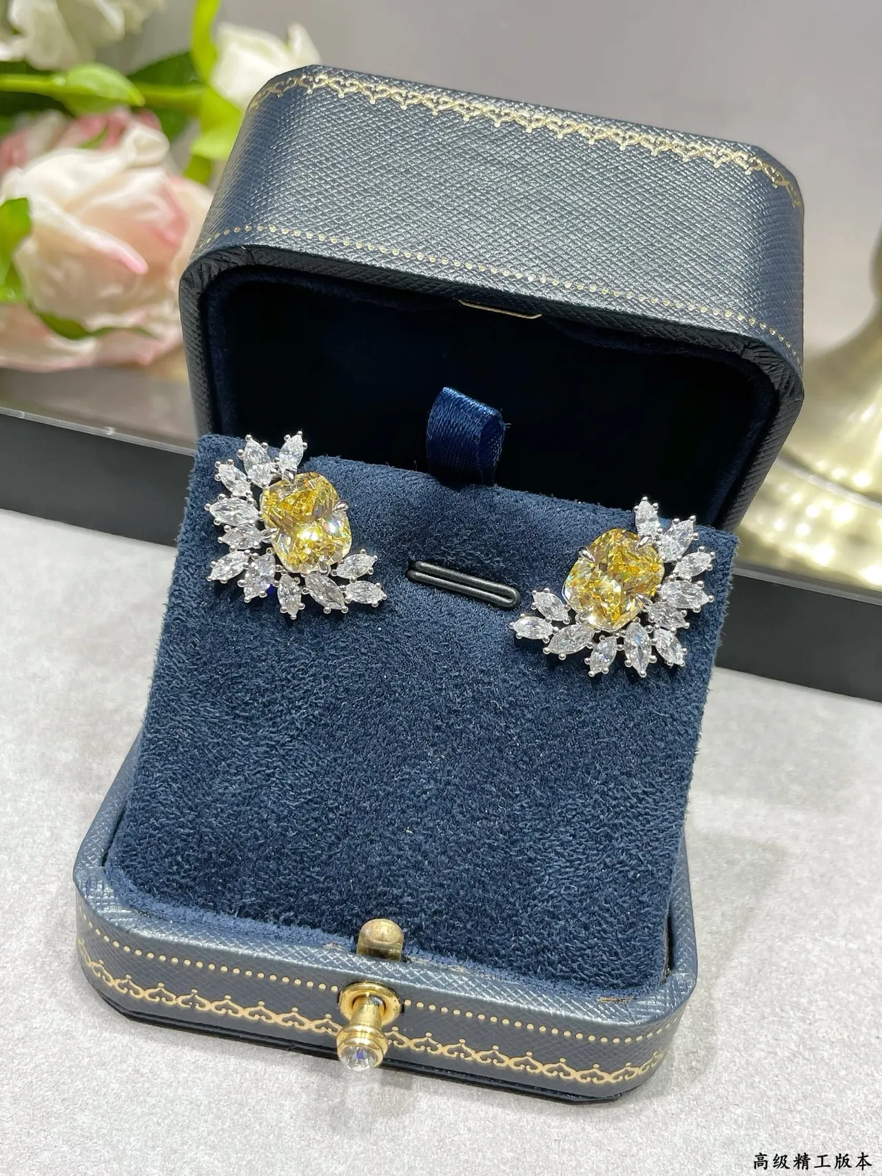 Aretes de gema amarilla con corte cushion-cut y cluster floral 8