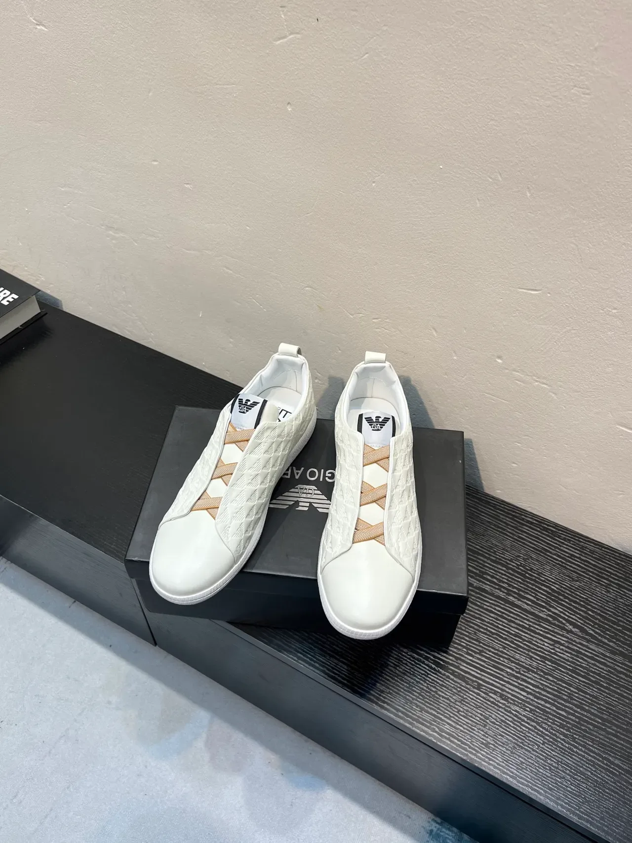 Giorgio Armani 米白色 绗缝钻石图案鞋面 鹰图腾压印 生活方式运动鞋 2