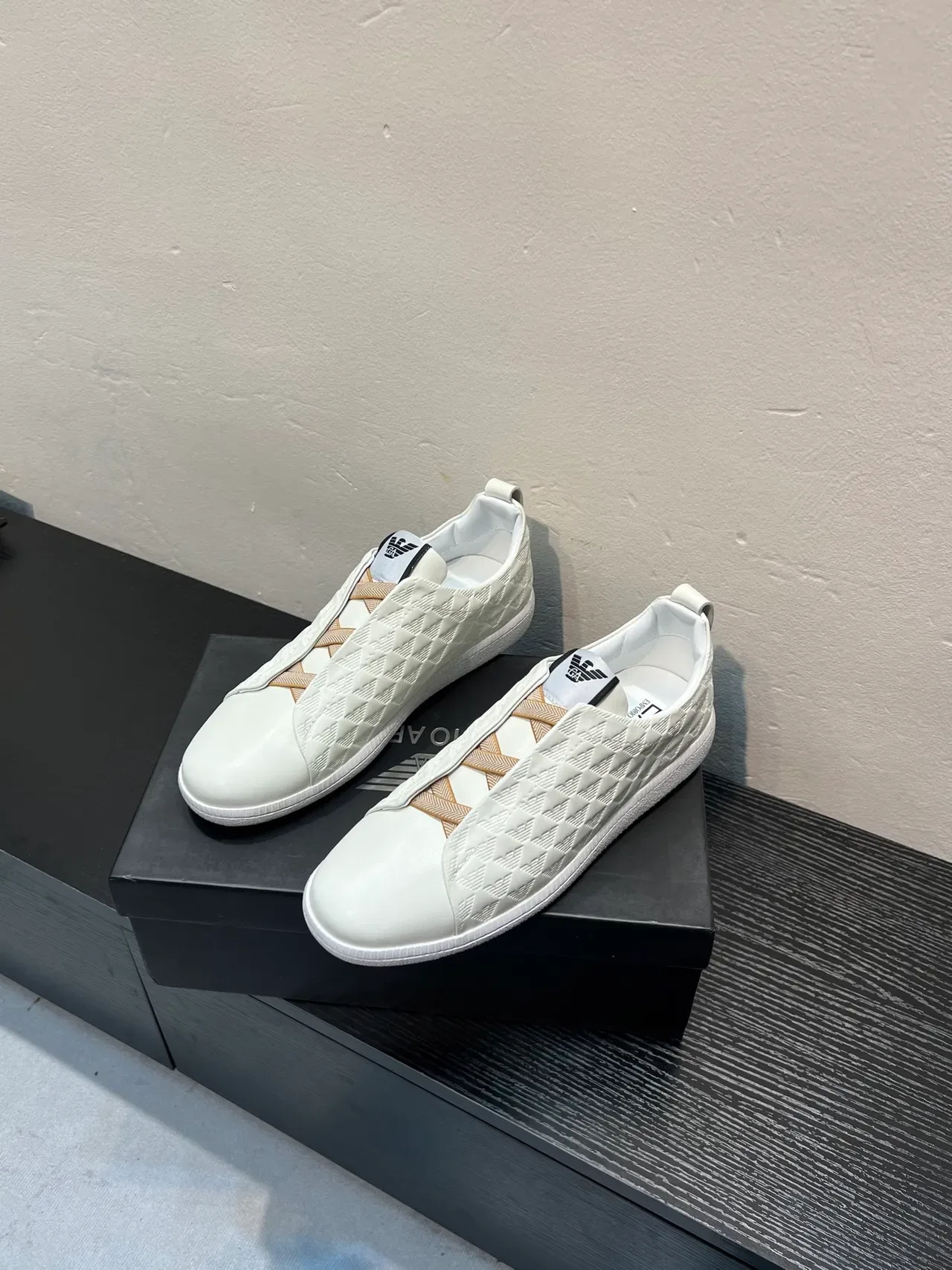 Giorgio Armani 米白色 绗缝钻石图案鞋面 鹰图腾压印 生活方式运动鞋 3
