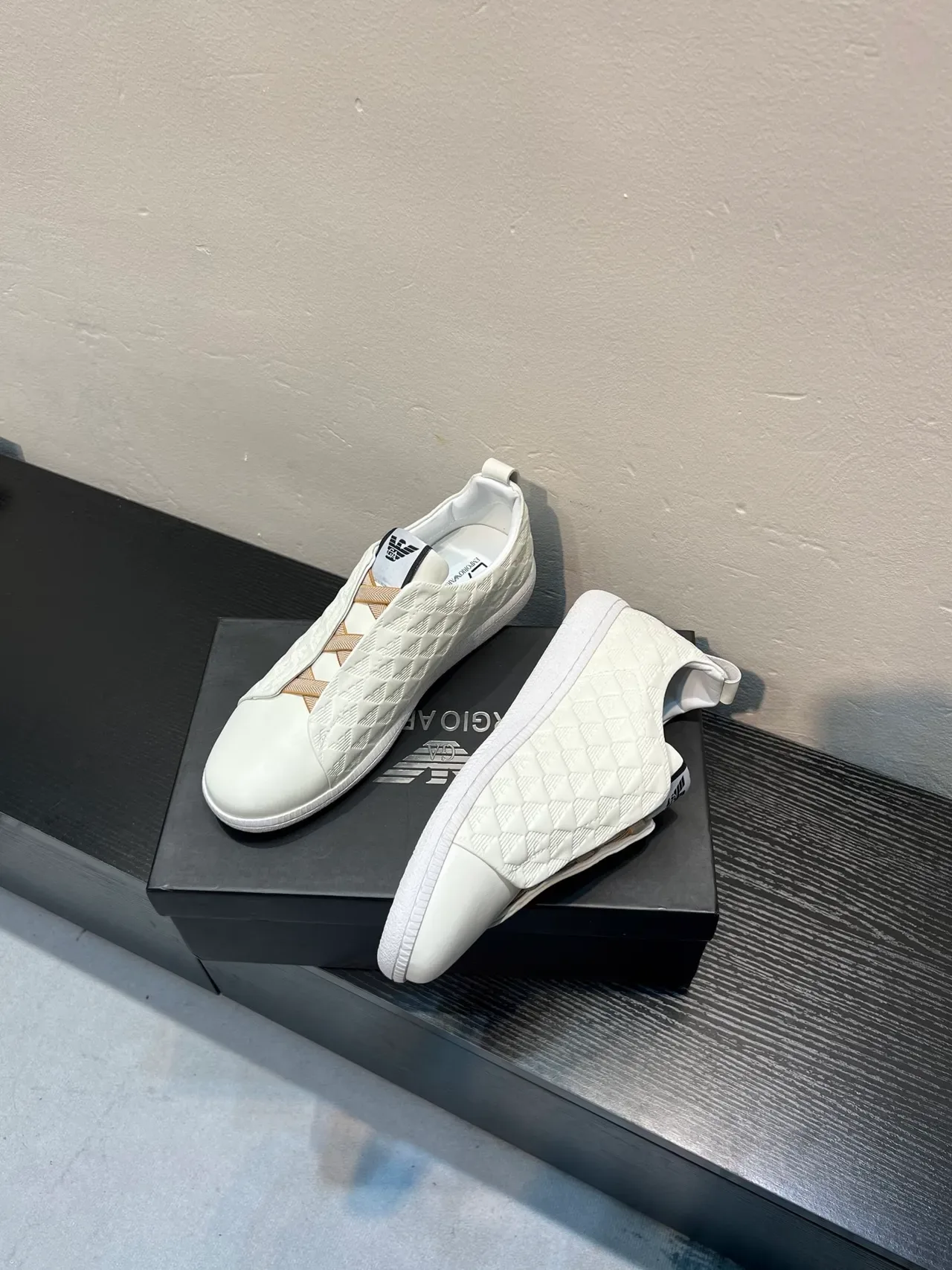 Giorgio Armani 米白色 绗缝钻石图案鞋面 鹰图腾压印 生活方式运动鞋 4