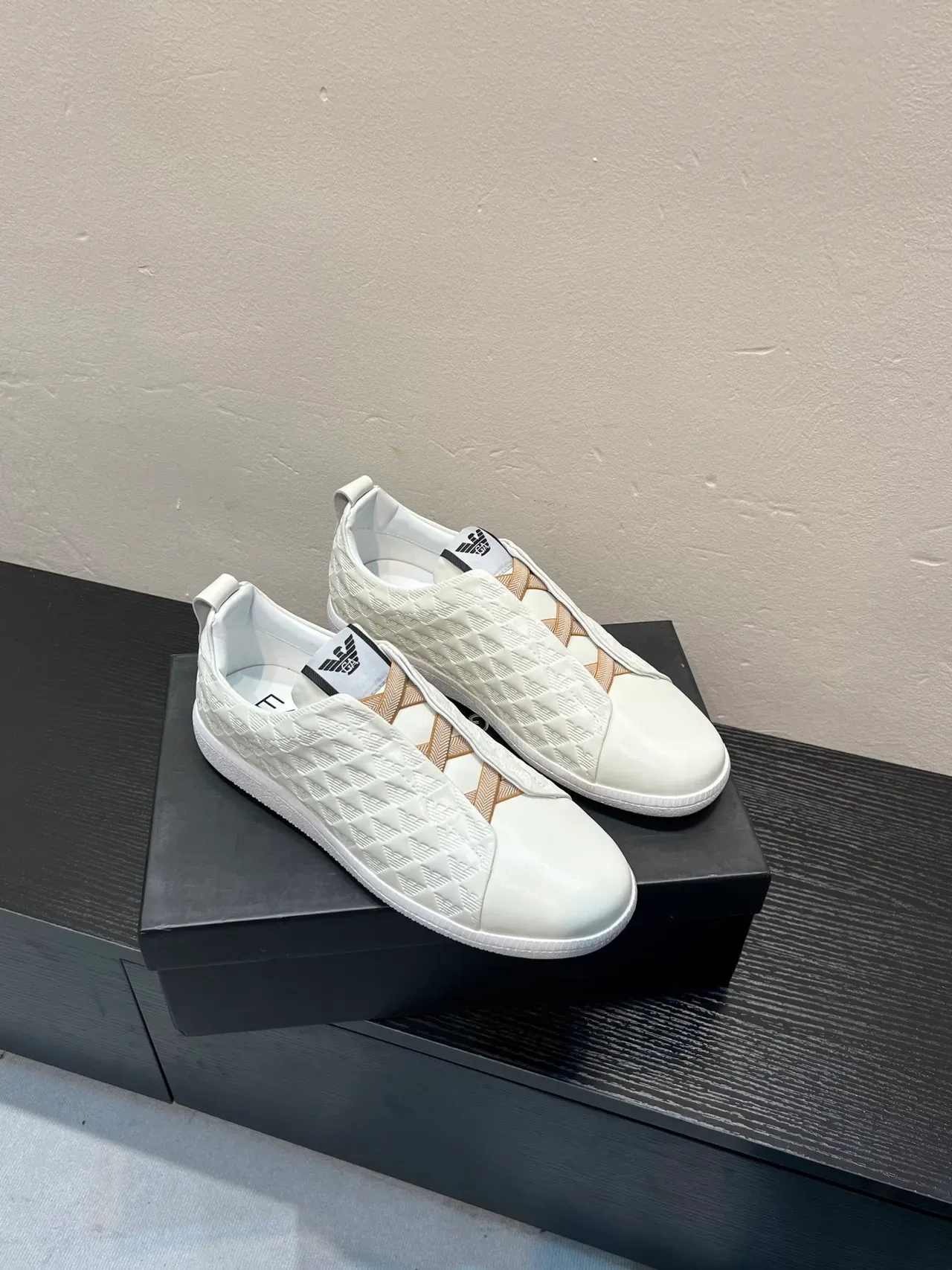 Giorgio Armani 米白色 绗缝钻石图案鞋面 鹰图腾压印 生活方式运动鞋 5