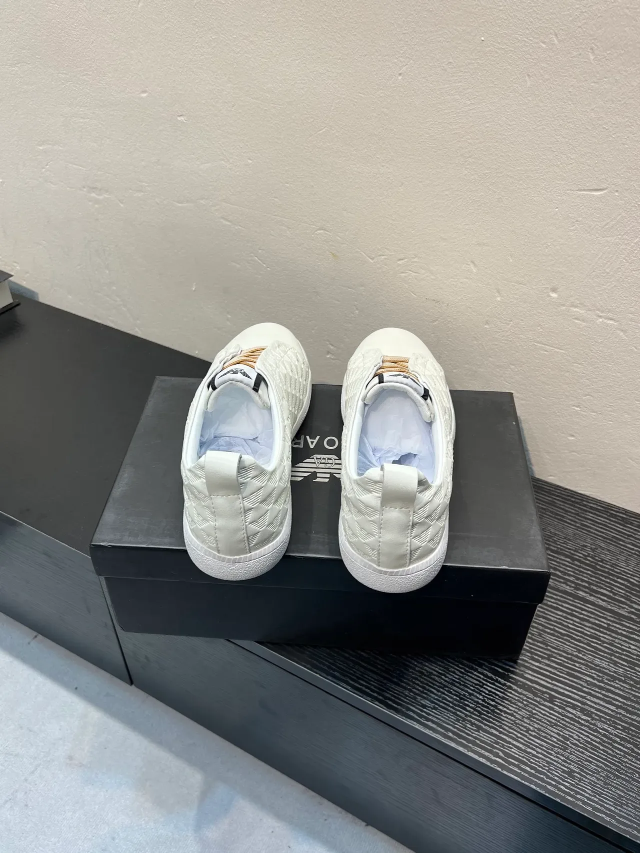 Giorgio Armani 米白色 绗缝钻石图案鞋面 鹰图腾压印 生活方式运动鞋 6