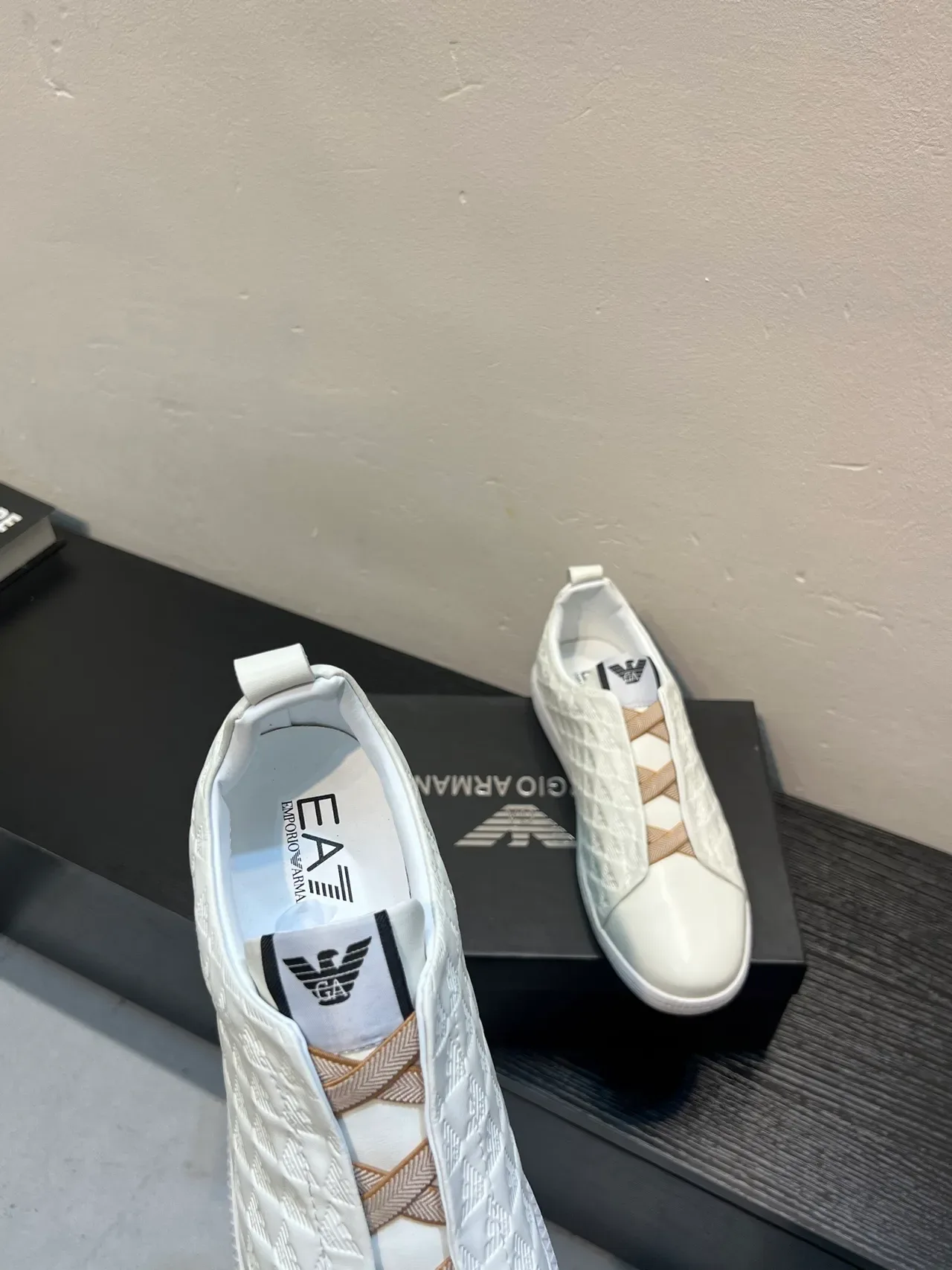 Giorgio Armani 米白色 绗缝钻石图案鞋面 鹰图腾压印 生活方式运动鞋 7