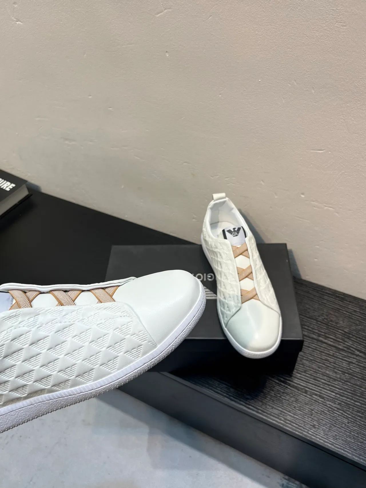 Giorgio Armani 米白色 绗缝钻石图案鞋面 鹰图腾压印 生活方式运动鞋 8
