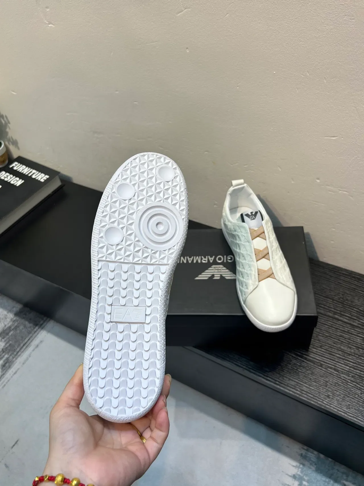 Giorgio Armani 米白色 绗缝钻石图案鞋面 鹰图腾压印 生活方式运动鞋 9