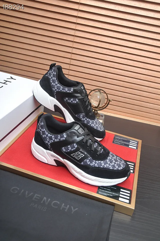 Givenchy সিটি স্পোর্ট মোনোগ্রামড কালো এবং সাদা চাঙ্কি স্নিকার 6