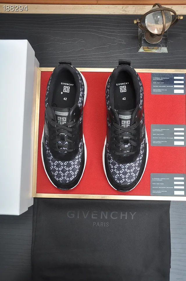 Givenchy সিটি স্পোর্ট মোনোগ্রামড কালো এবং সাদা চাঙ্কি স্নিকার 8