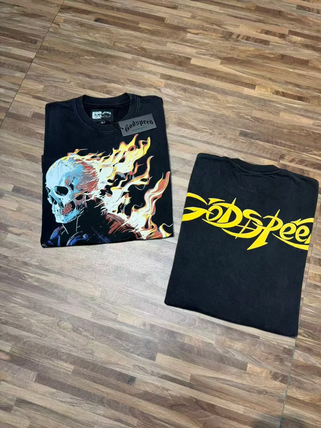 Camiseta preta Godspeed com estampa de caveira e chamas 7