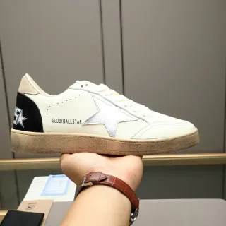 Golden Goose Ball Star Tênis lifestyle em Off-White e Preto