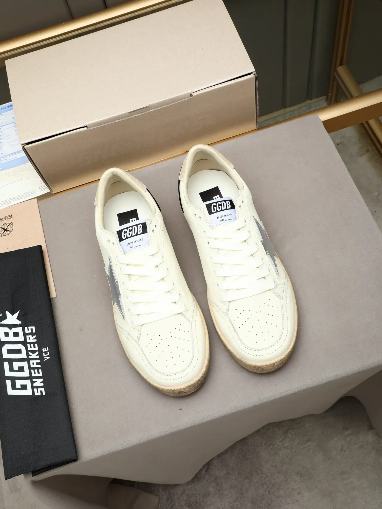 Golden Goose Ball Star Tênis lifestyle em Off-White e Preto 2