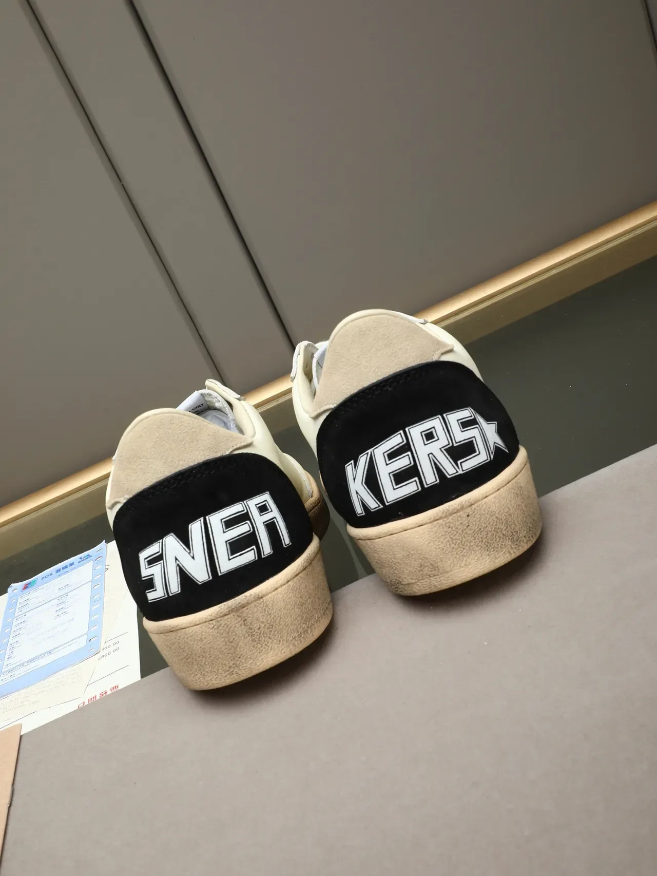 Golden Goose Ball Star Tênis lifestyle em Off-White e Preto 3