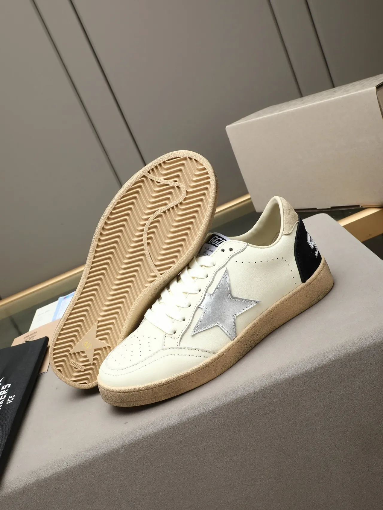 Golden Goose Ball Star Tênis lifestyle em Off-White e Preto 4