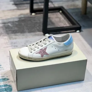 Golden Goose Superstar Tênis de estilo de vida brancos azuis de couro desgastado com brilho estrela aplicação