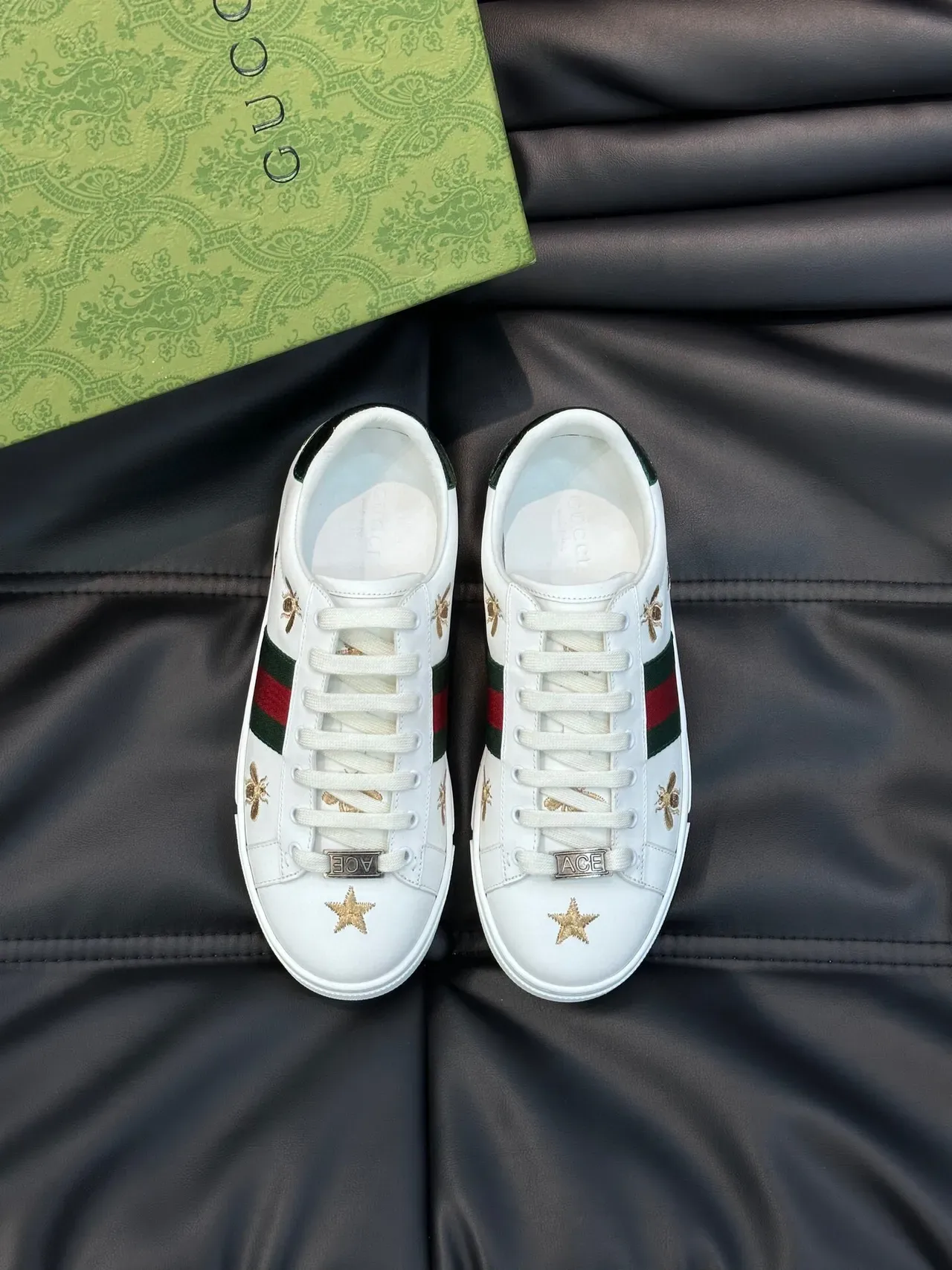 Gucci Ace भौं और स्टार इम्ब्रॉयडर्ड सफेद लाइफस्टाइल स्नीकर 2