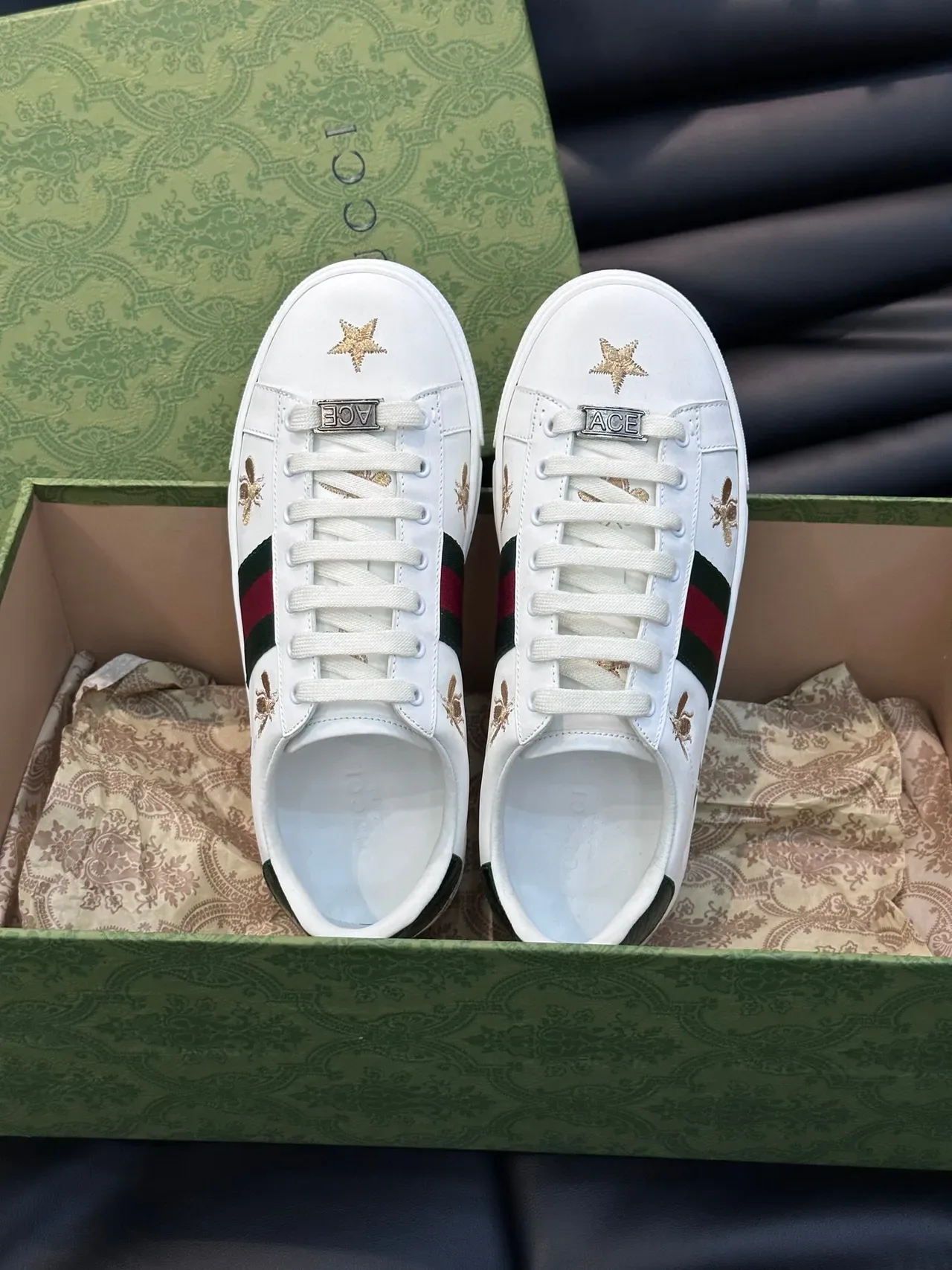 Gucci Ace भौं और स्टार इम्ब्रॉयडर्ड सफेद लाइफस्टाइल स्नीकर 4