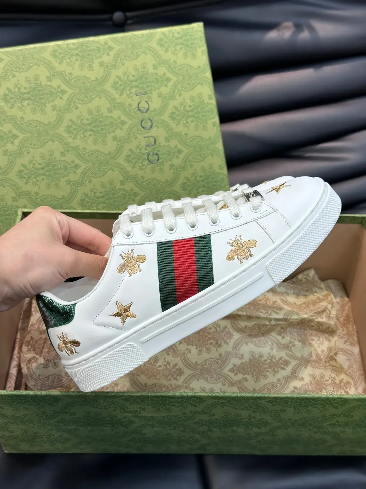 Gucci Ace भौं और स्टार इम्ब्रॉयडर्ड सफेद लाइफस्टाइल स्नीकर 5