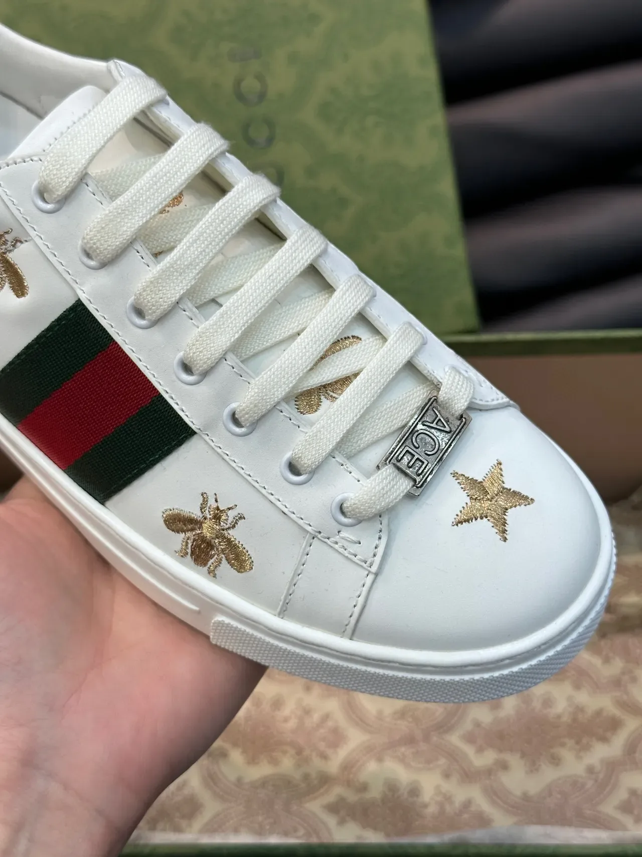 Gucci Ace भौं और स्टार इम्ब्रॉयडर्ड सफेद लाइफस्टाइल स्नीकर 7