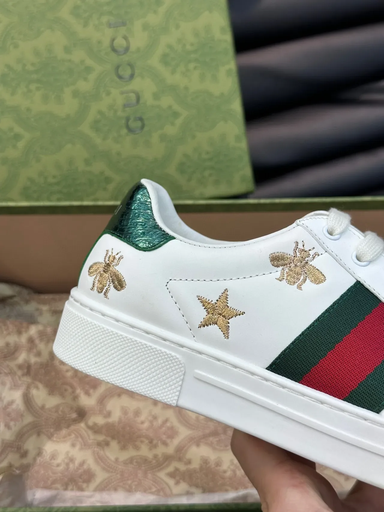Gucci Ace भौं और स्टार इम्ब्रॉयडर्ड सफेद लाइफस्टाइल स्नीकर 8