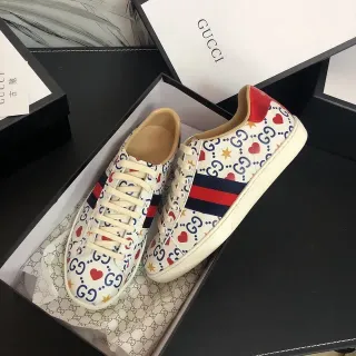 Gucci Ace GG impresión de corazón y estrella sneakers lifestyle