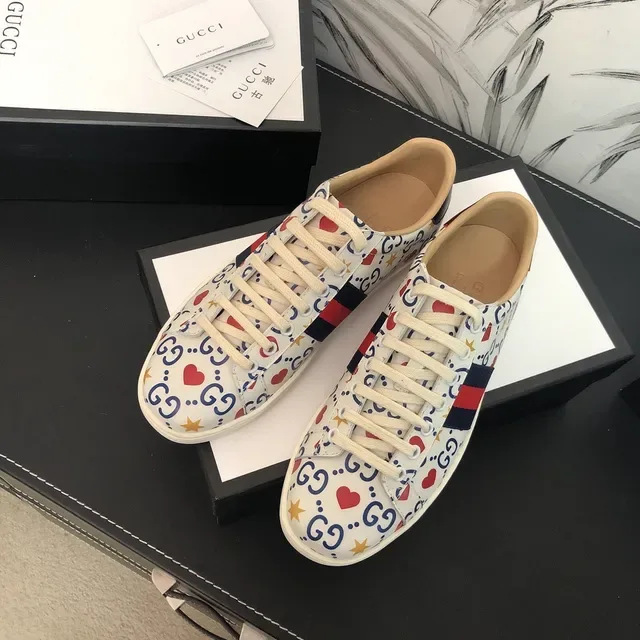 Gucci Ace GG imprimé cœur et étoile sneakers lifestyle 2