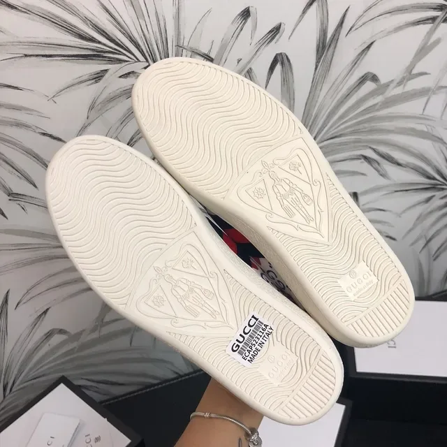Gucci Ace GG imprimé cœur et étoile sneakers lifestyle 3